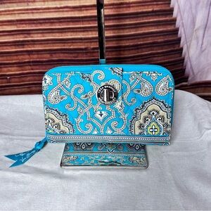 Vera Bradley Zippy Wallet Clutch, zip and kiss lock entry, 12 credit card slots